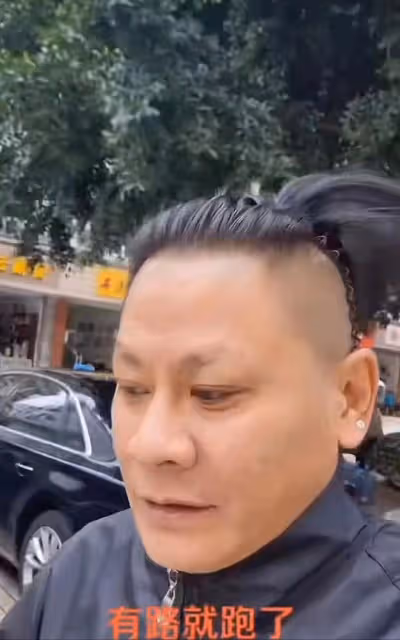 53歲知名港星小餐館吃飯,定居內地擁百畝果園,熱衷公益接地氣