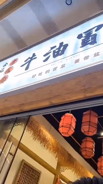 53歲知名港星小餐館吃飯,定居內地擁百畝果園,熱衷公益接地氣