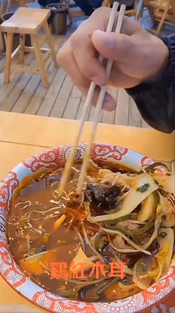 53歲知名港星小餐館吃飯,定居內地擁百畝果園,熱衷公益接地氣