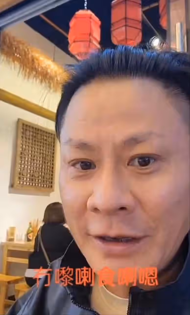 53歲知名港星小餐館吃飯,定居內地擁百畝果園,熱衷公益接地氣