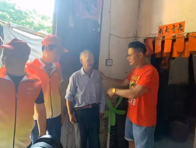 53歲知名港星小餐館吃飯,定居內地擁百畝果園,熱衷公益接地氣