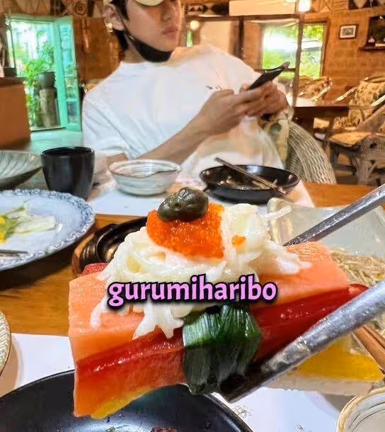 細思極恐!疑似Jennie金泰亨吃飯合照流出,但是餐廳位置較為偏僻
