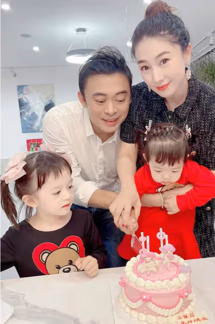 樊少皇一家定居北京住豪宅,小女兒生日開派對慶祝,全員高顏值