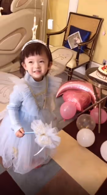 樊少皇一家定居北京住豪宅,小女兒生日開派對慶祝,全員高顏值