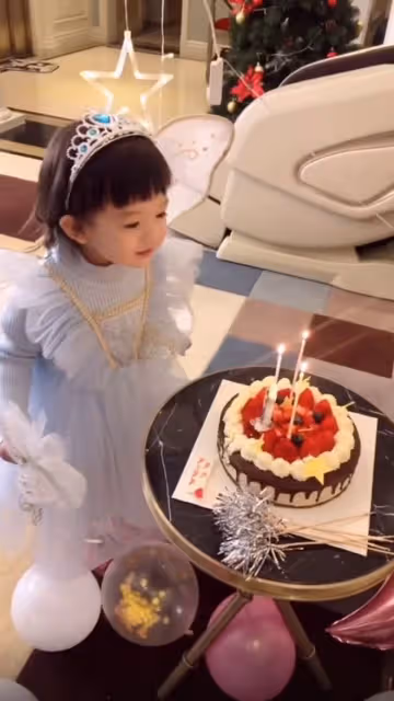 樊少皇一家定居北京住豪宅,小女兒生日開派對慶祝,全員高顏值
