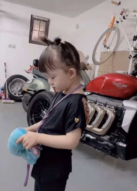 樊少皇一家定居北京住豪宅,小女兒生日開派對慶祝,全員高顏值