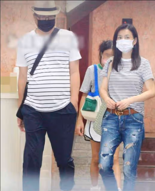 張庭藏身國外被拍,頭髮白了背也彎了,一瞬間老到認不出來!