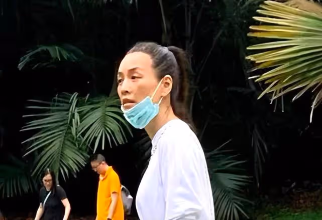 張庭藏身國外被拍,頭髮白了背也彎了,一瞬間老到認不出來!