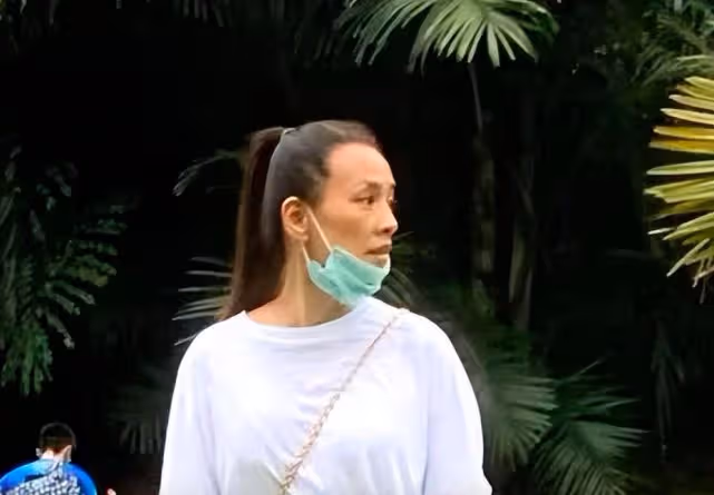 張庭藏身國外被拍,頭髮白了背也彎了,一瞬間老到認不出來!