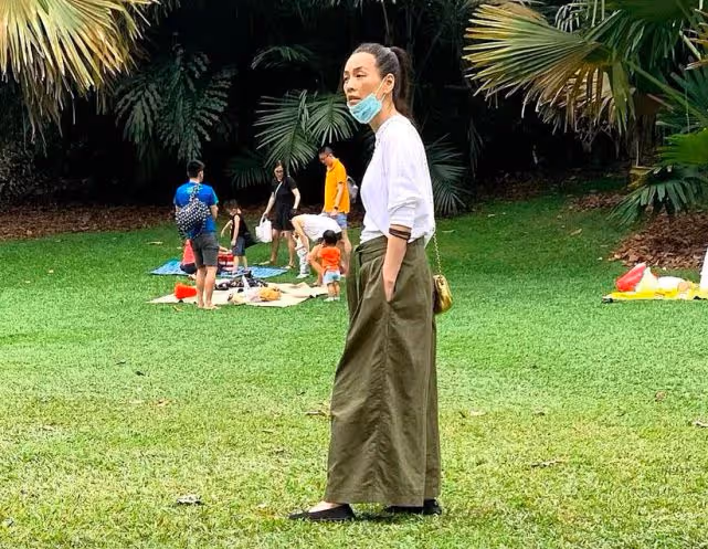 張庭藏身國外被拍,頭髮白了背也彎了,一瞬間老到認不出來!