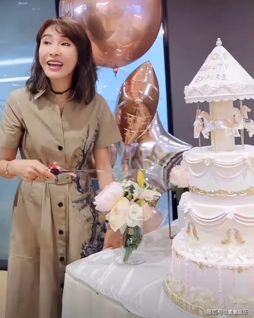 黎姿51歲生日,手拿香檳捧鮮花慶祝,3個女兒送祝福卡片
