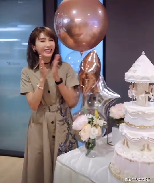 黎姿51歲生日,手拿香檳捧鮮花慶祝,3個女兒送祝福卡片