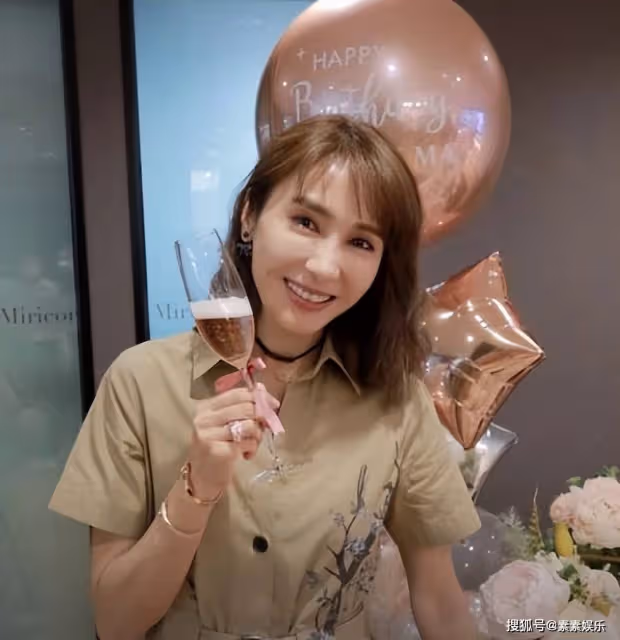黎姿51歲生日,手拿香檳捧鮮花慶祝,3個女兒送祝福卡片