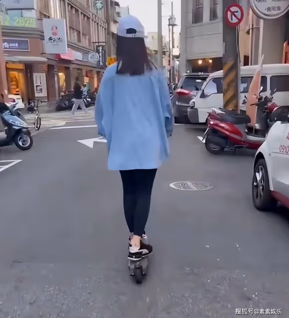 林心如在街頭玩滑板,霍建華充當攝影師,夫妻互動像一對小情侶