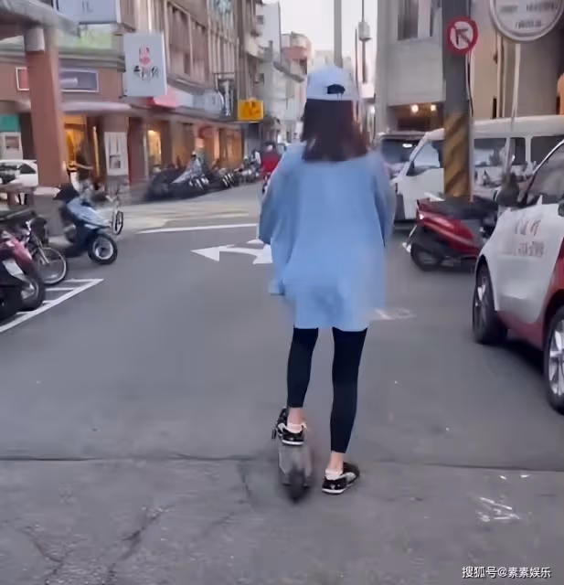 林心如在街頭玩滑板,霍建華充當攝影師,夫妻互動像一對小情侶