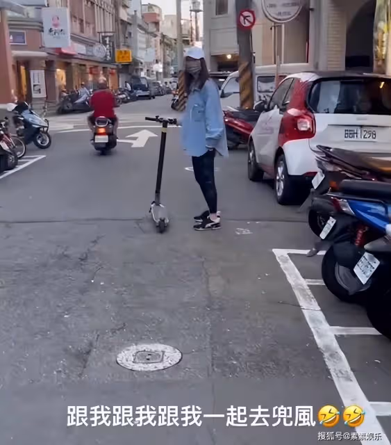 林心如在街頭玩滑板,霍建華充當攝影師,夫妻互動像一對小情侶