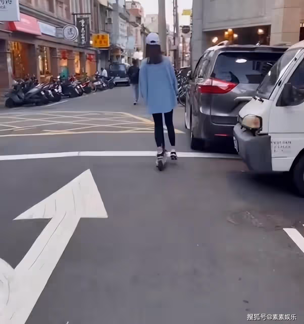 林心如在街頭玩滑板,霍建華充當攝影師,夫妻互動像一對小情侶