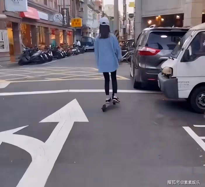 林心如在街頭玩滑板,霍建華充當攝影師,夫妻互動像一對小情侶