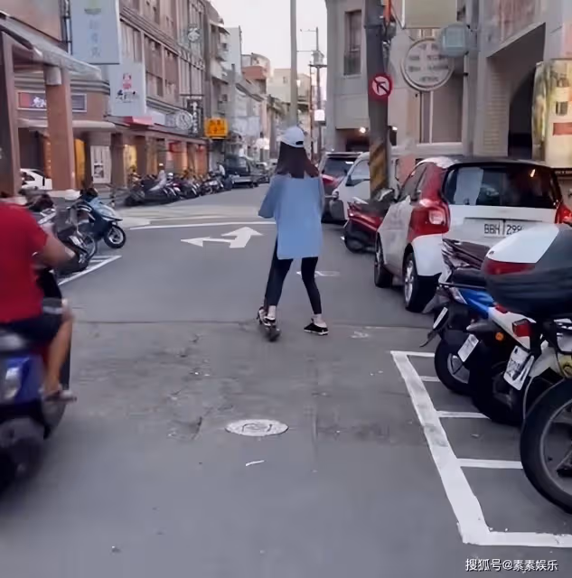 林心如在街頭玩滑板,霍建華充當攝影師,夫妻互動像一對小情侶