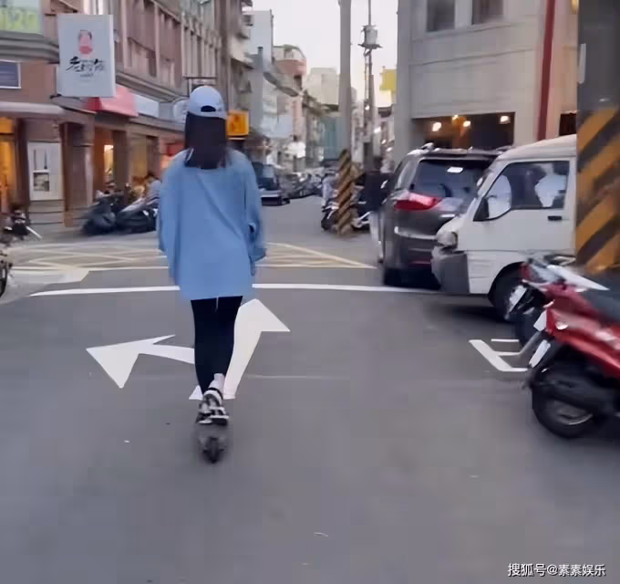 林心如在街頭玩滑板,霍建華充當攝影師,夫妻互動像一對小情侶