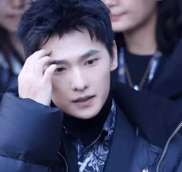本以為包貝爾一直剃光頭,看清出道前的寸頭形象,顏值不輸楊洋