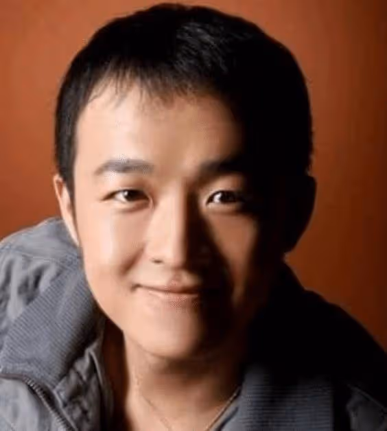 本以為包貝爾一直剃光頭,看清出道前的寸頭形象,顏值不輸楊洋