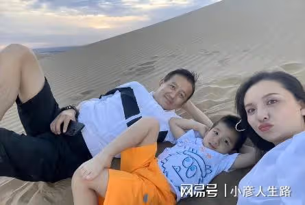 孫茜慶結婚九周年,「家暴烏龍」後曬全家福,與老公兒子幸福同框