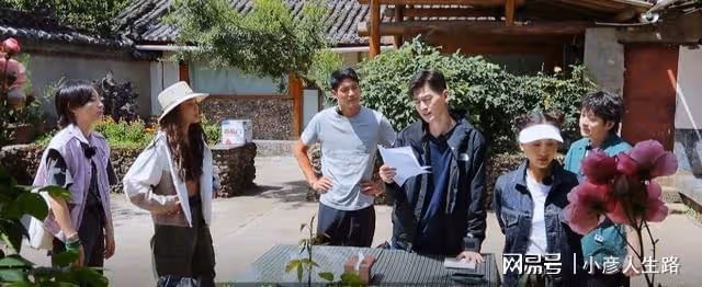 容祖兒抓雞嚇出表情包,張翰在一旁偷笑合不攏嘴,這倆組CP很搞笑