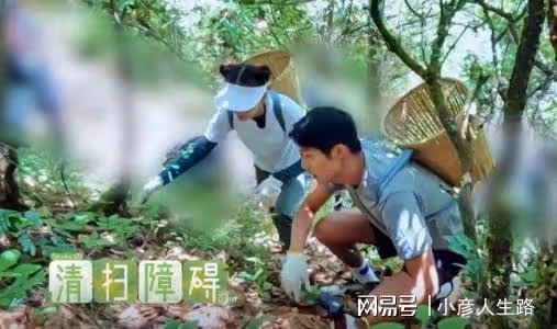容祖兒抓雞嚇出表情包,張翰在一旁偷笑合不攏嘴,這倆組CP很搞笑
