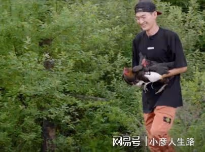 容祖兒抓雞嚇出表情包,張翰在一旁偷笑合不攏嘴,這倆組CP很搞笑