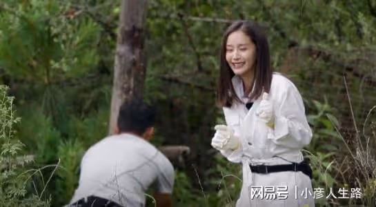 容祖兒抓雞嚇出表情包,張翰在一旁偷笑合不攏嘴,這倆組CP很搞笑