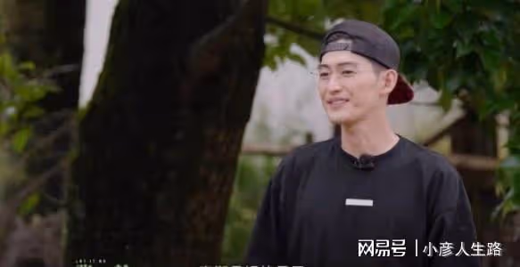 容祖兒抓雞嚇出表情包,張翰在一旁偷笑合不攏嘴,這倆組CP很搞笑