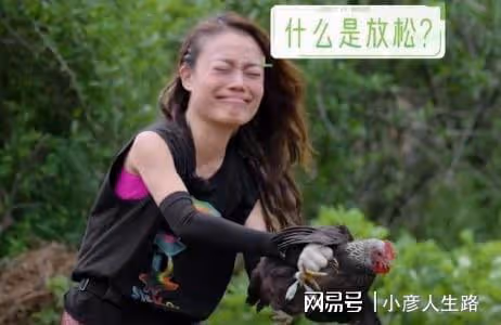 容祖兒抓雞嚇出表情包,張翰在一旁偷笑合不攏嘴,這倆組CP很搞笑