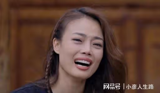 容祖兒抓雞嚇出表情包,張翰在一旁偷笑合不攏嘴,這倆組CP很搞笑