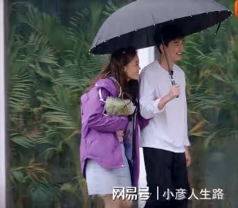 容祖兒抓雞嚇出表情包,張翰在一旁偷笑合不攏嘴,這倆組CP很搞笑