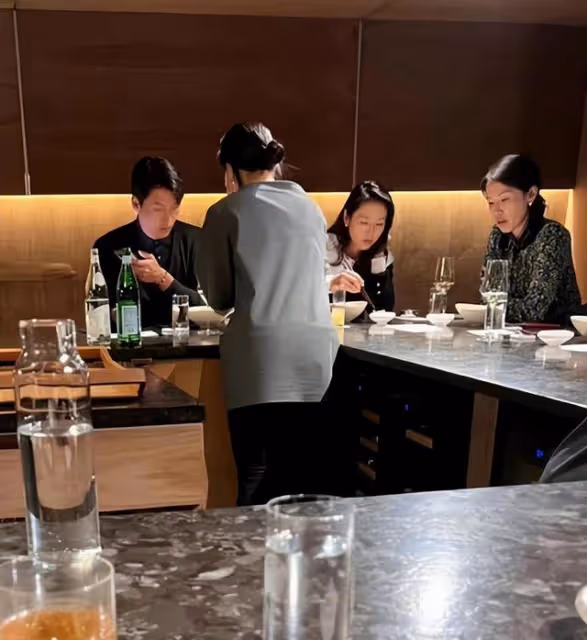 玄彬和他的妻子在蜜月期間再次被撞見,與朋友一起吃很低調的晚餐