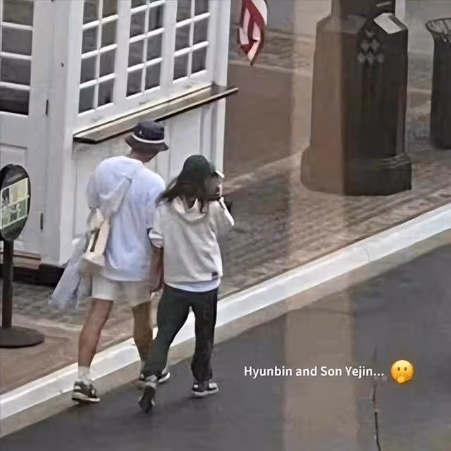 玄彬和他的妻子在蜜月期間再次被撞見,與朋友一起吃很低調的晚餐