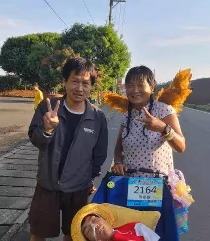 單親媽媽獨自養癱瘓兒20年「推輪椅環島」再累也甘願「只要他活著」感恩胡瓜支持,場面惹鼻酸