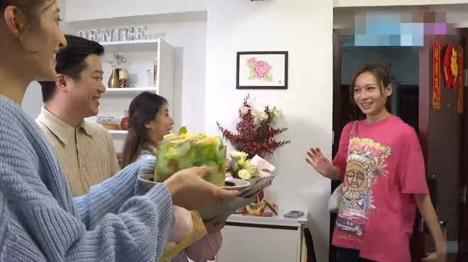 林俊賢女兒奪冠後在家慶祝，住所狹小裝修簡單，沙發坐3人顯擁擠