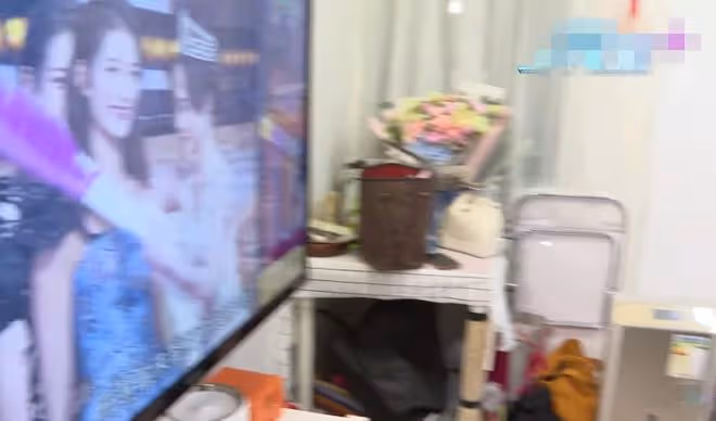 林俊賢女兒奪冠後在家慶祝，住所狹小裝修簡單，沙發坐3人顯擁擠