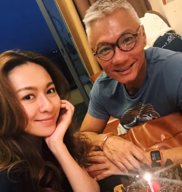 林俊賢女兒奪冠後在家慶祝，住所狹小裝修簡單，沙發坐3人顯擁擠