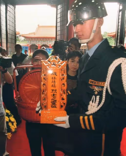 捨命也要救人！幼稚園老師「衝回濃煙車」緊抱4孩走了　30年忌日「竹聯幫也敬佩」：是真正英雄！