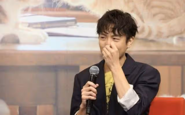 35歲知名歌手官宣結婚！自曝老婆是圈外人，曾與前任秘戀11年無果