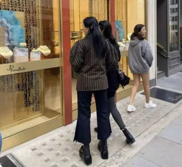 那英久居國外生活愜意，素顏去酒吧太樸素，米蘭時裝周走秀氣場強