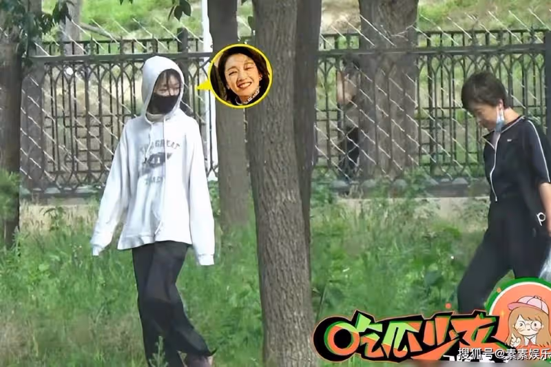 周冬雨在公園摘桑葚引發熱議，網友在留言區多次提到劉昊然