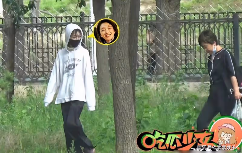 周冬雨在公園摘桑葚引發熱議，網友在留言區多次提到劉昊然
