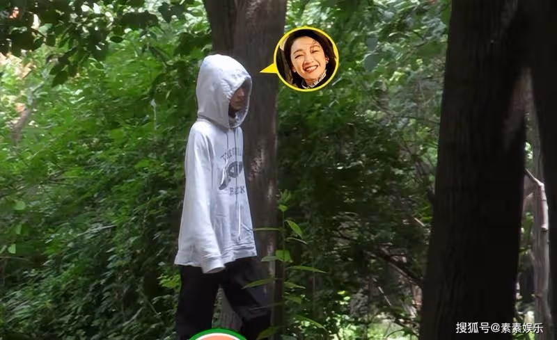 周冬雨在公園摘桑葚引發熱議，網友在留言區多次提到劉昊然