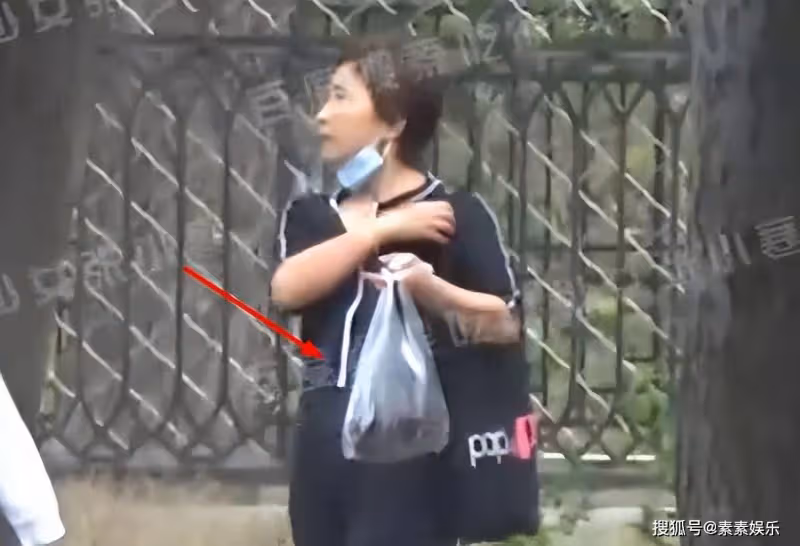 周冬雨在公園摘桑葚,和媽媽拿袋子裝回家,母女違反公園管理條例