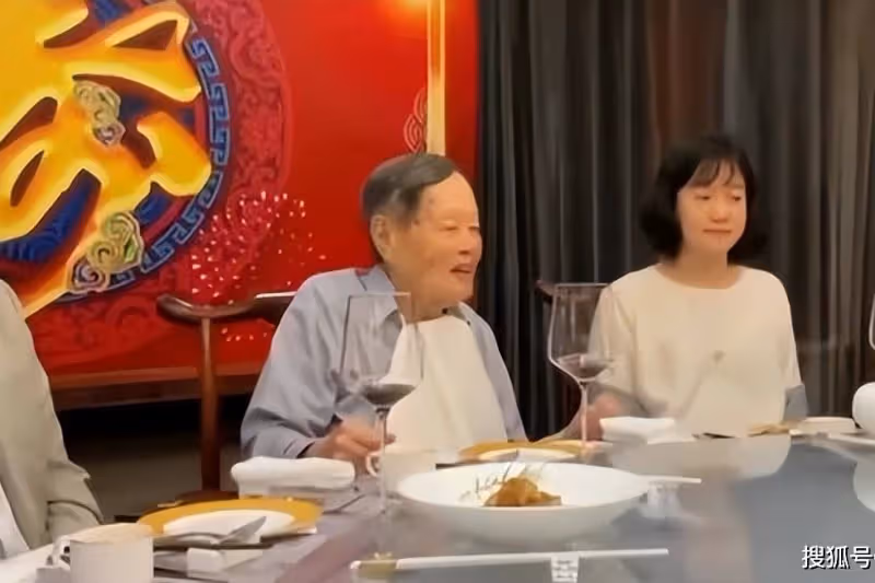 楊振寧辦100歲壽宴，感謝翁帆18年的陪伴，夫妻一起慶祝百歲壽宴