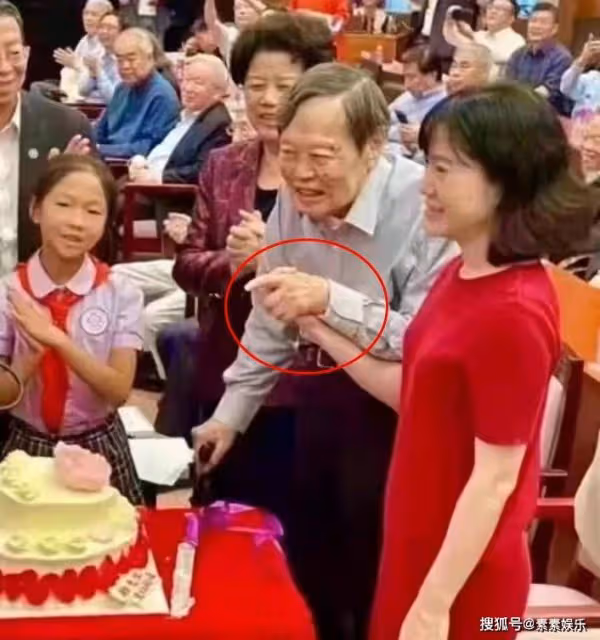 楊振寧辦100歲壽宴,感謝翁帆18年的陪伴,夫妻一起慶祝百歲壽宴
